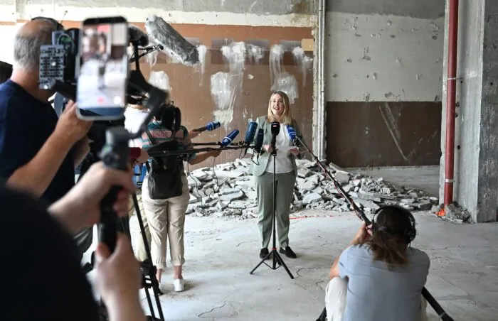 Bauministerin Verena Hubertz schaute sich in Berlin den Umbau zu Wohneinheiten an.