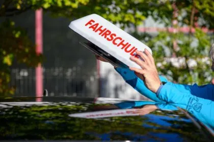 Digitale Theorie, weniger Präsenz: Fahrschulreform sorgt für Streit