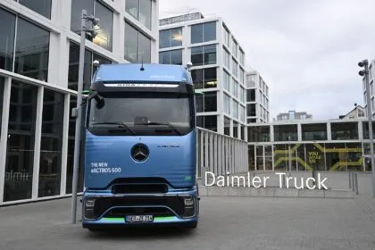 Daimler Truck: Gewinn halbiert, Prognose für Gesamtjahr angehoben