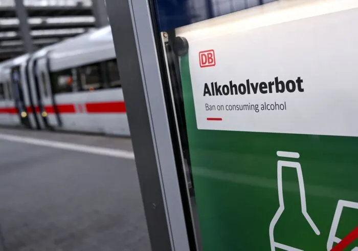 Die Frage ist nun, wie ein mögliches Alkoholverbot an Bahnhöfen durchgesetzt werden kann. (Symbolbild)