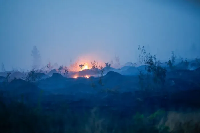 Weite Teile des Hohen Venn an der Grenze zu Deutschland sind von den Flammen betroffen. Ein Brand im Hochmoor birgt besondere Gefahren.