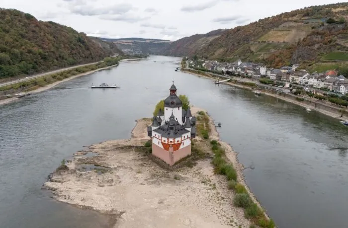Dank der langsam steigenden Rheinpegel können vielfach die Fähren wieder verkehren - so wie hier in Kaub in Rheinand-Pfalz.