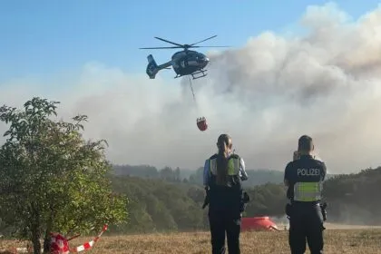 Waldbrand im Hürtgenwald bleibt stabil - Merz stellt weitere Löschhubschrauber bereit