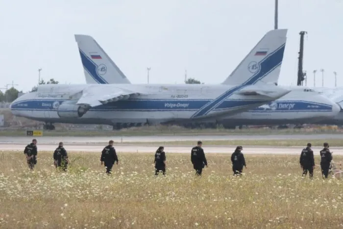 Polizisten suchen am Leipziger Flughafen nach einer zweiten Drohne.