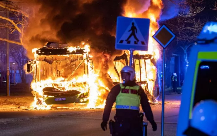 In Malmö stand in der Nacht ein Bus in Flammen, nachdem Unbekannte ein brennendes Objekt auf das Fahrzeug warfen.