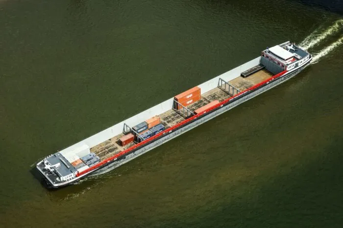 Extrem-Niedrigwasser: Könnte eine Aufhebung des Sonntagsfahrverbots für Lkw helfen, Lieferketten aufrechtzuerhalten? Der Vorschlag des Bundesverkehrsministers sorgt für Diskussionen.
