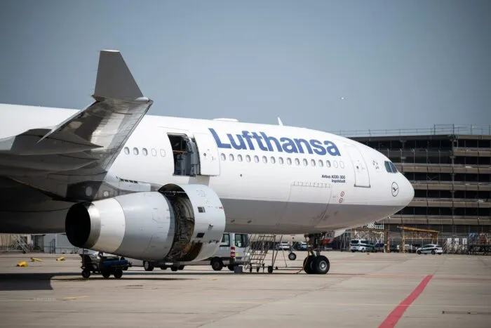 Lufthansa verbucht im zweiten Quartal infolge der stark gestiegenen Kerosinpreise einen herben Gewinneinbruch.