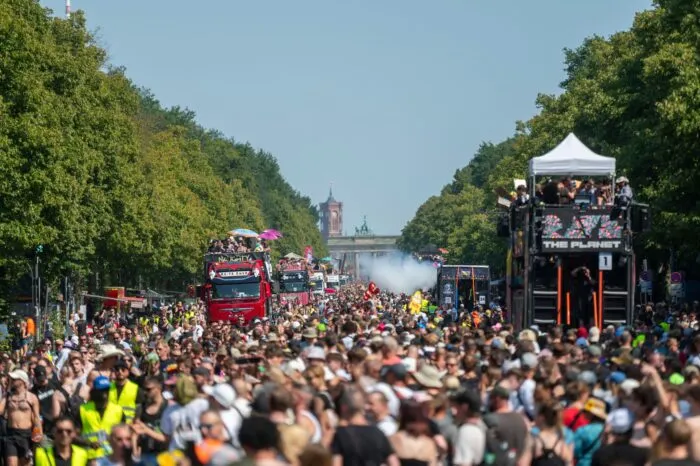Die Techno-Parade „Rave The Planet“ findet zwischen Brandenburger Tor und Siegessäule statt.