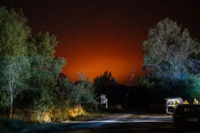 Die Feuerfront befindet sich nur noch etwa drei Kilometer von der deutschen Grenze entfernt.