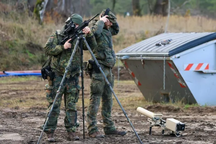 So kann Drohnenabwehr aussehen: Hier bringen sich Soldaten nach einer Drohnensichtung in Stellung. (Archivbild)