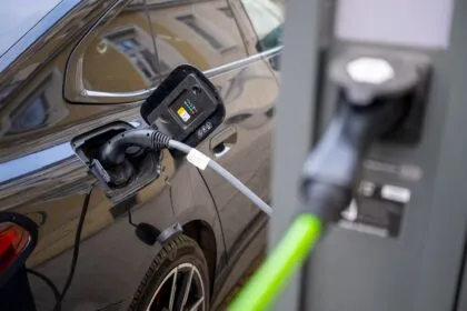 Was kostet Autofahren wirklich? So schneiden Benziner und Plug-in-Hybrid im Vergleich ab