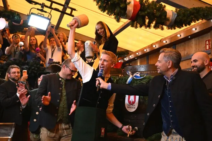 Dominik Krause (M, Bündnis 90/Die Grünen), Oberbürgermeister von München, beim traditionellen Anstich des ersten Bierfasses im Schottenhamel.