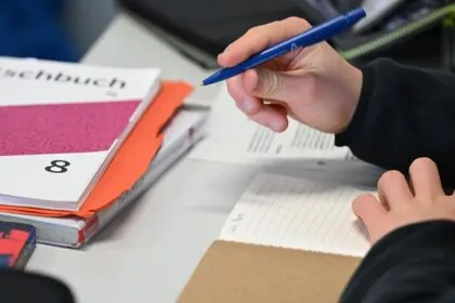 Für Rückkehr zur Handschrift: Lehrerverband sieht Hausaufgaben durch KI bedroht