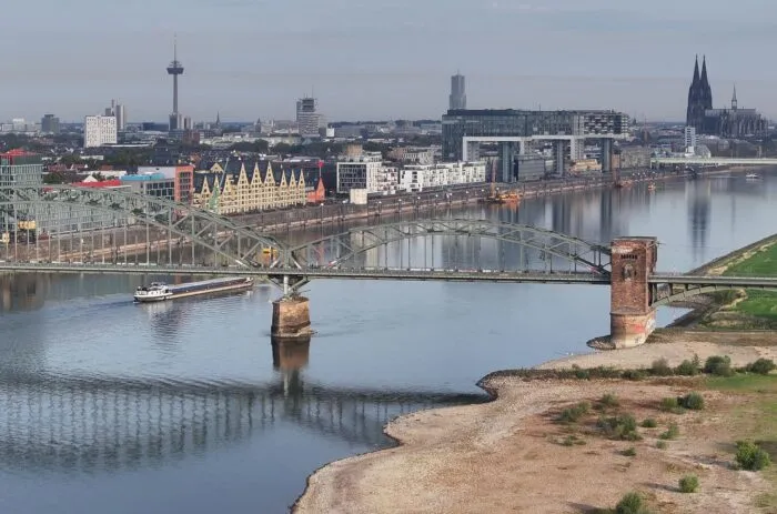 Das Niedrigwasser des Rheins hat in Köln einen neuen historischen Tiefststand erreicht.