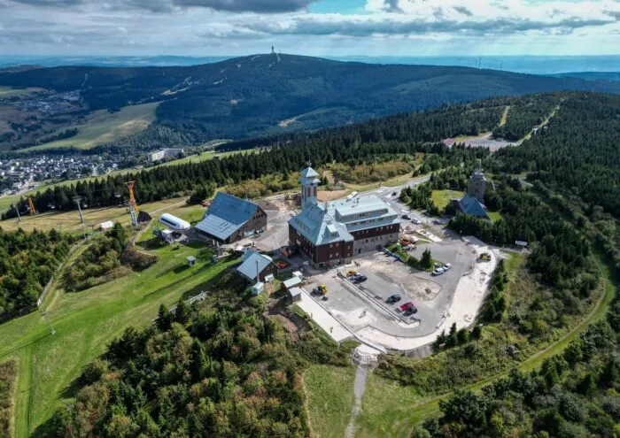 Rund um den Fichtelberg gibt es zahlreiche Wege für Wanderungen. Nun startet ein neues sportliches Angebot für Trailrunner.