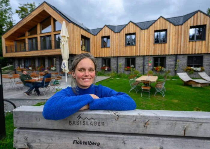 Natascha Heinrich führt das Hotel «Basislager Fichtelberg» in Oberwiesenthal. Die Region präsentiert sich diese Tage als Mekka für Wanderer.