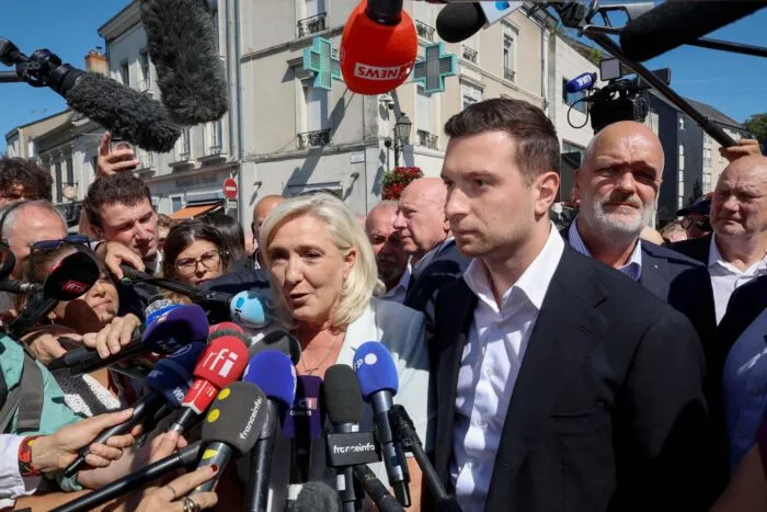 Jordan Bardella sagte im Sommer 2026, er arbeite „Hand in Hand“ mit Marine Le Pen.