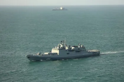Russisches Kriegsschiff gibt Warnschüsse gegen 12-Meter-Segelboot ab - Crew kritisiert die Schüsse