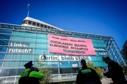 Umweltaktivisten besetzen Dach der CDU-Zentrale in Berlin