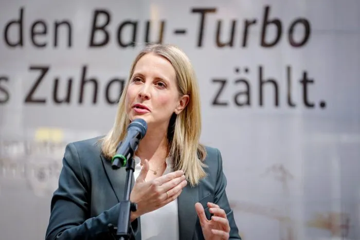 Bundesbauministerin Verena Hubertz will über schnellere Genehmigungen den Wohnungsbau in Schwung bringen. (Archivbild)