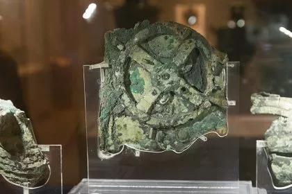 Von Kopf bis Fuß: Neue Funde am Mechanismus von Antikythera