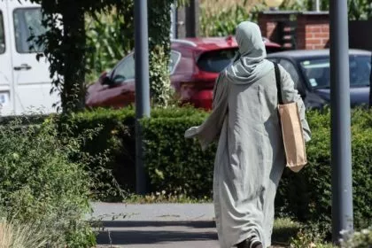 Frankreich Staatsrat billigt Verbot von Abayas an Schulen
