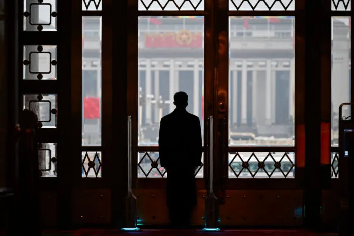 Ein Wachmann bewacht am 5. März 2024 den Eingang zur Großen Halle des Volkes in Peking. Wang Zhao / AFP via Getty Images