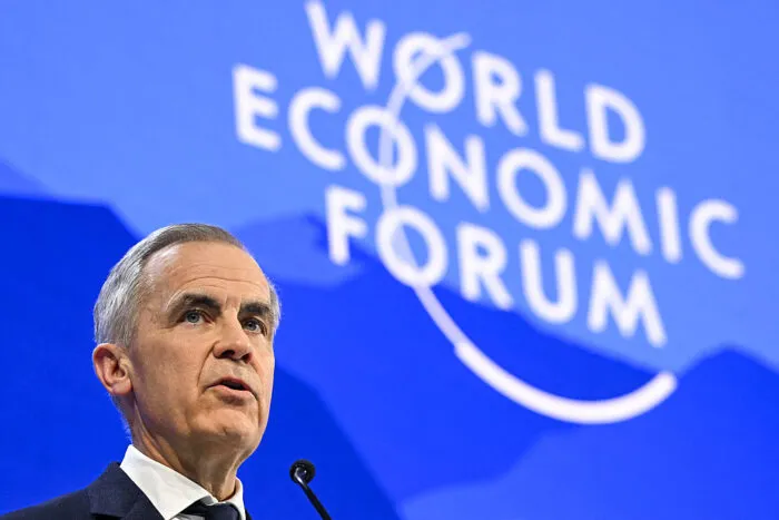 Kanadas Premierminister Mark Carney hält am 20. Januar 2026 während der Jahrestagung des Weltwirtschaftsforums (WEF) in Davos eine Rede. Tage zuvor war Carney zu einem Staatstreffen bei Xi Jinping in Peking. Foto: Fabrice COFFRINI / AFP via Getty Images
