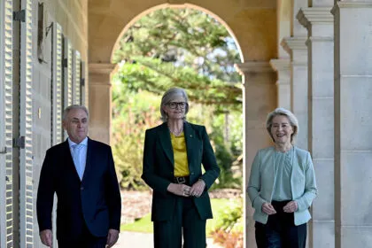 Abkommen mit Australien: Von der Leyen will Rohstoffe für Unternehmen sichern