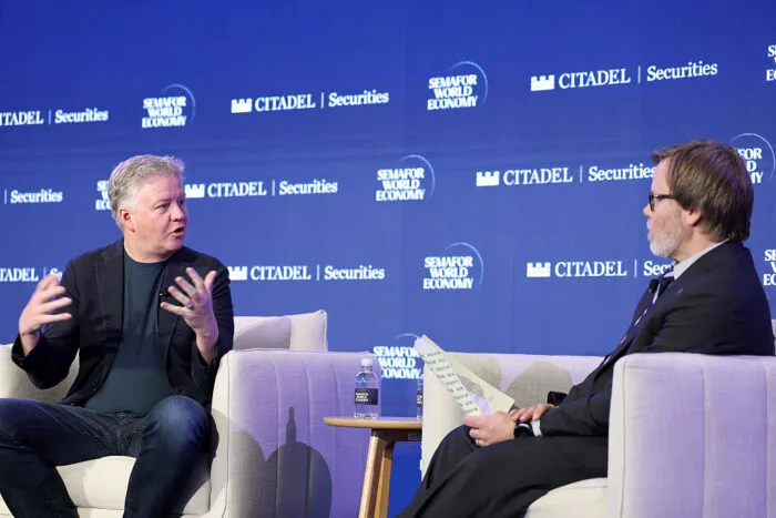 Matthew Prince (links), Mitgründer und CEO von Cloudflare, spricht am 17. April 2026 in Washington auf der Semafor World Economy 2026 neben Reed Albergotti, Technologie-Redakteur von Semafor. Prince äußerte sich besorgt über den rasanten Anstieg des Bot-Verkehrs im Internet. Foto: Tasos Katopodis/Getty Images für Semafor World Economy