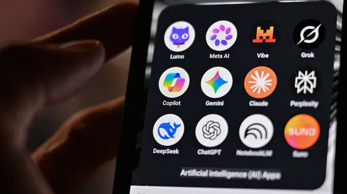 Die Symbole bekannter KI-basierter Apps auf dem Bildschirm eines Smartphones, darunter LLMs, Chatbots und generative KI: (von links) „Lumo“ der Proton AG, „Meta AI“, „Mistral Vibe“ (ehemals „Le Chat“), „Grok“ von xAI, „Copilot“ von Microsoft, „Gemini“ von Google, „Claude“ von Anthropic, Perplexity, Deepseek, „Chat GPT“ von OpenAI, „Notebook LLM“ von Google sowie die generative KI-Musik-App „Suno“. Aufgenommen am 15. Juli 2026 in Saint-Mande, östlich von Paris. Foto: Martin LELIEVRE / AFP via Getty Images