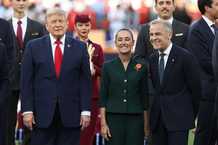 US-Präsident Donald Trump, Mexikos Präsidentin Claudia Sheinbaum und Kanadas Premierminister Mark Carney bei der Verleihungszeremonie für das Endspiel der Fußball-Weltmeisterschaft 2026 zwischen Spanien und Argentinien im New York/New Jersey Stadium in East Rutherford am 19. Juli 2026. Foto: Odd ANDERSEN / AFP via Getty Images