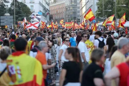 Zehntausende demonstrieren in Spanien - Sánchez weist im Parlament erneut marokkanische Verantwortung für Ceuta zurück
