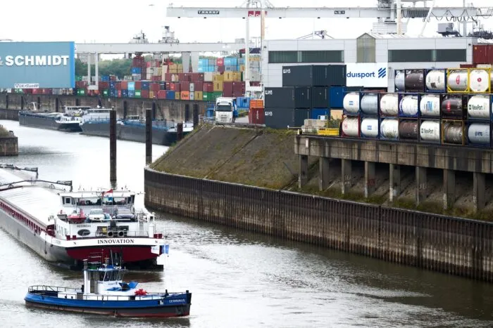 Niedrigwasser am Hafen: Die Kaimauer liegt meterhoch im Trockenen