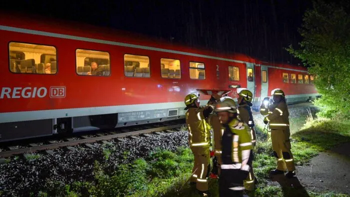 Der Regionalzug musste „notdürftig“ repariert werden.