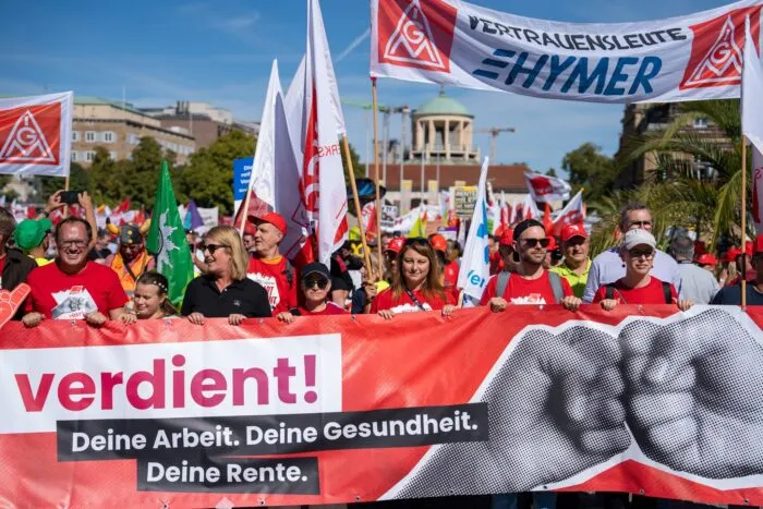 Wie hier in Stuttgart demonstrierten bundesweit Zehntausende für einen starken Sozialstaat.