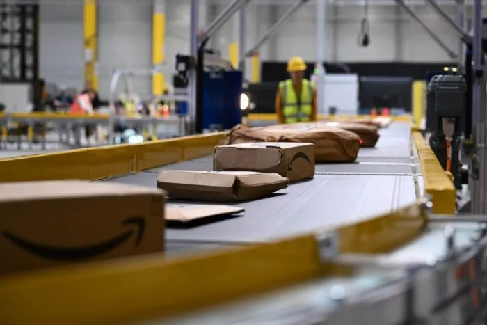 Ein Sortierband mit Paketen in einem deutschen Amazon-Standort. (Archivbild)