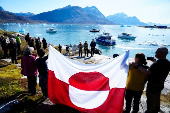 In Qoornoq wurden die Gäste von Einheimischen mit einer Fahne Grönlands begrüßt.