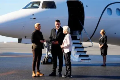 Von der Leyen trifft zu brisantem Besuch in Grönland ein