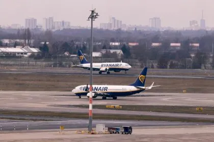 Passagier ragt aus zerbrochenem Fenster: Ryanair-Flug muss umkehren