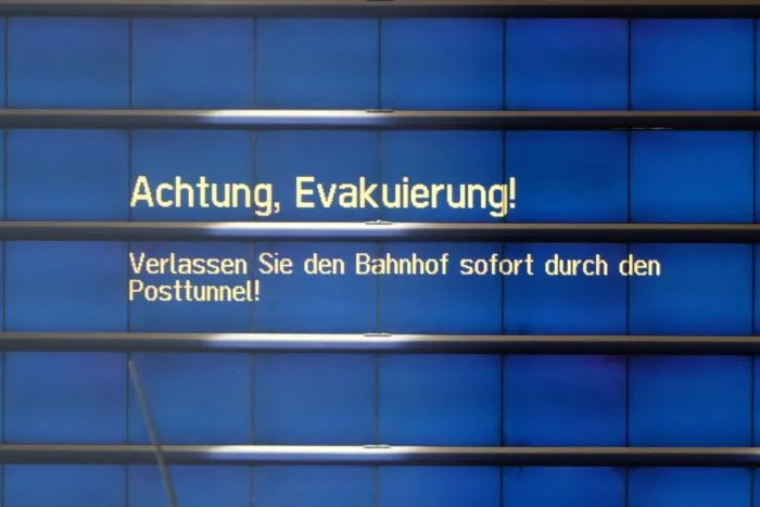 Alle Bahnfahrgäste mussten den Hauptbahnhof sofort verlassen, später gab es Entwarnung.