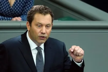 Bundeshaushalt 2027: Klingbeil verteidigt Milliardeninvestitionen und Schulden