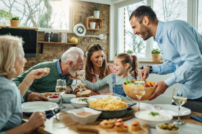 Gemeinsames Familienessen – auch Jahre nach der Kindheit ein Anker im Leben. Foto: Drazen Zigic/iStock