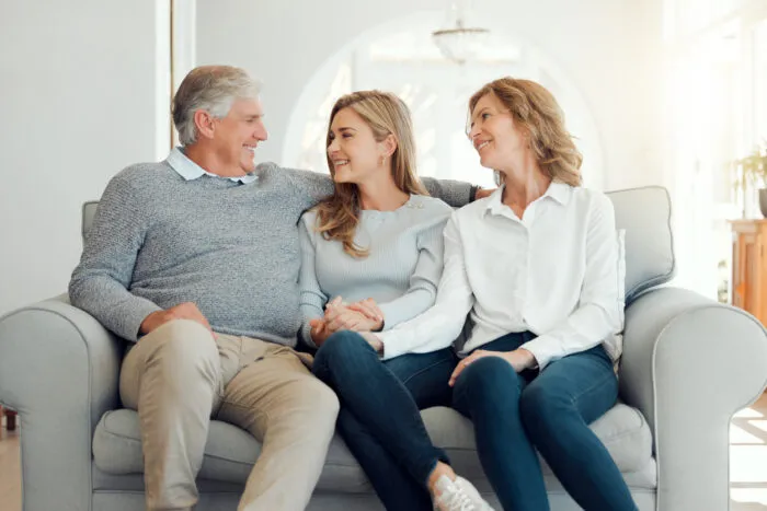 Versöhnung beginnt oft mit kleinen Gesten des guten Willens, nicht mit einer Einigung in schwierigen Fragen. Foto: PeopleImages/iStock