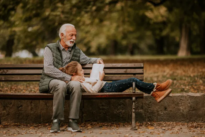 Großvater und Enkelin im Park. Foto: boggy22/iStock