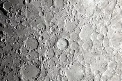 Eine geheimnisvolle verborgene Kraft erzeugt Wasser auf dem Mond