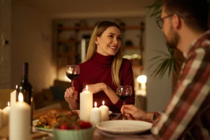 Ausgehen zu teuer? Ein unvergessliches Date ist auch zu Hause gut möglich