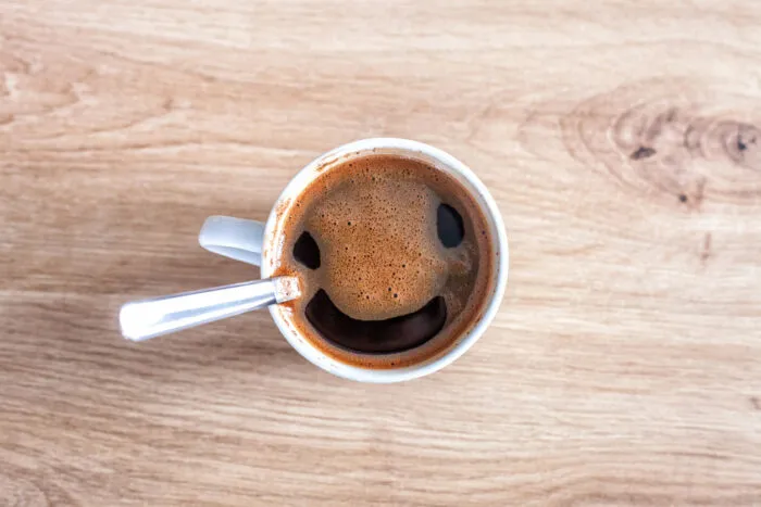 Gesicht im Kaffee ist eine Form von Pareidolie