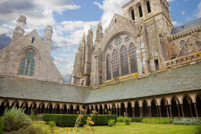 Kreuzgang der Abtei Mont-Saint-Michel. Foto: JoseIgnacioSoto/ iStock