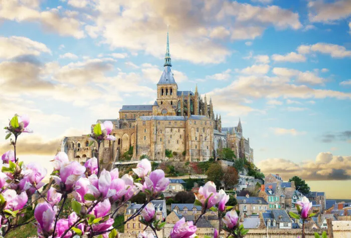 Im französischen Wattenmeer in der Normandie liegt einen Kilometer vom Festland entfernt eine Insel, die nach dem Erzengel Michael benannt ist. Auf ihr ruht die Abtei Mont-Saint-Michel. Foto: neirfy/iStock